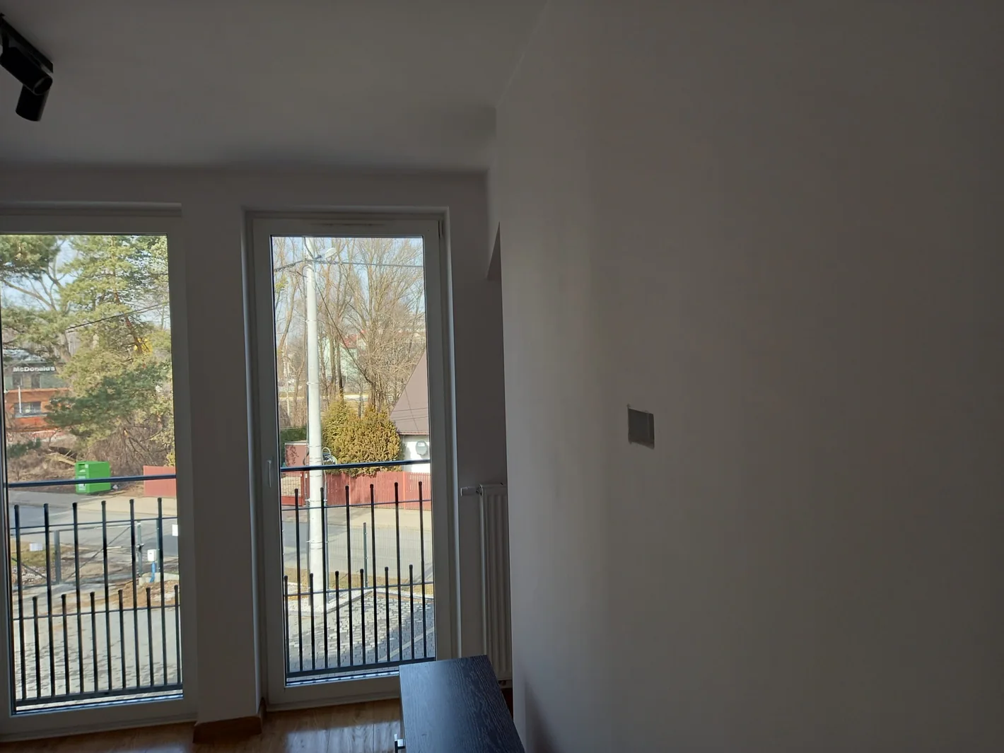 Wnętrze mieszkania z balkonem po remoncie