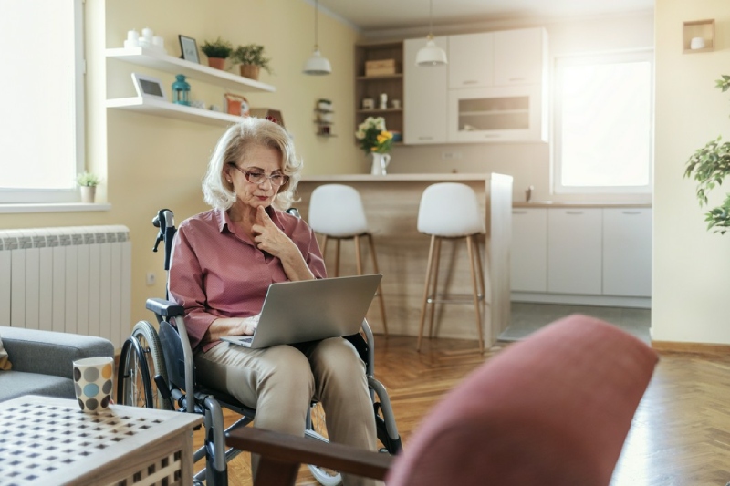 kobieta siedząca w salonie na wózku inwalidzkim