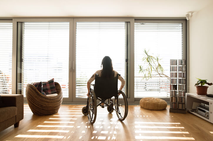 młoda niepełnosprawna kobieta na wózku inwalidzkim