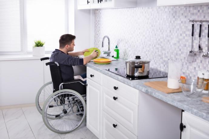 mężczyzna na wózku inwalidzkim