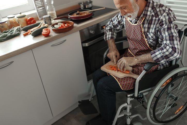 niepełnosprawny mężczyzna w kuchni