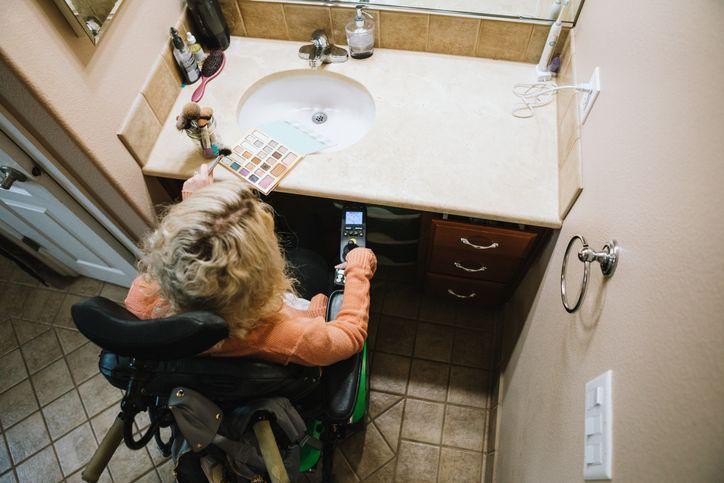 osoba niepełnosprawna w łazience